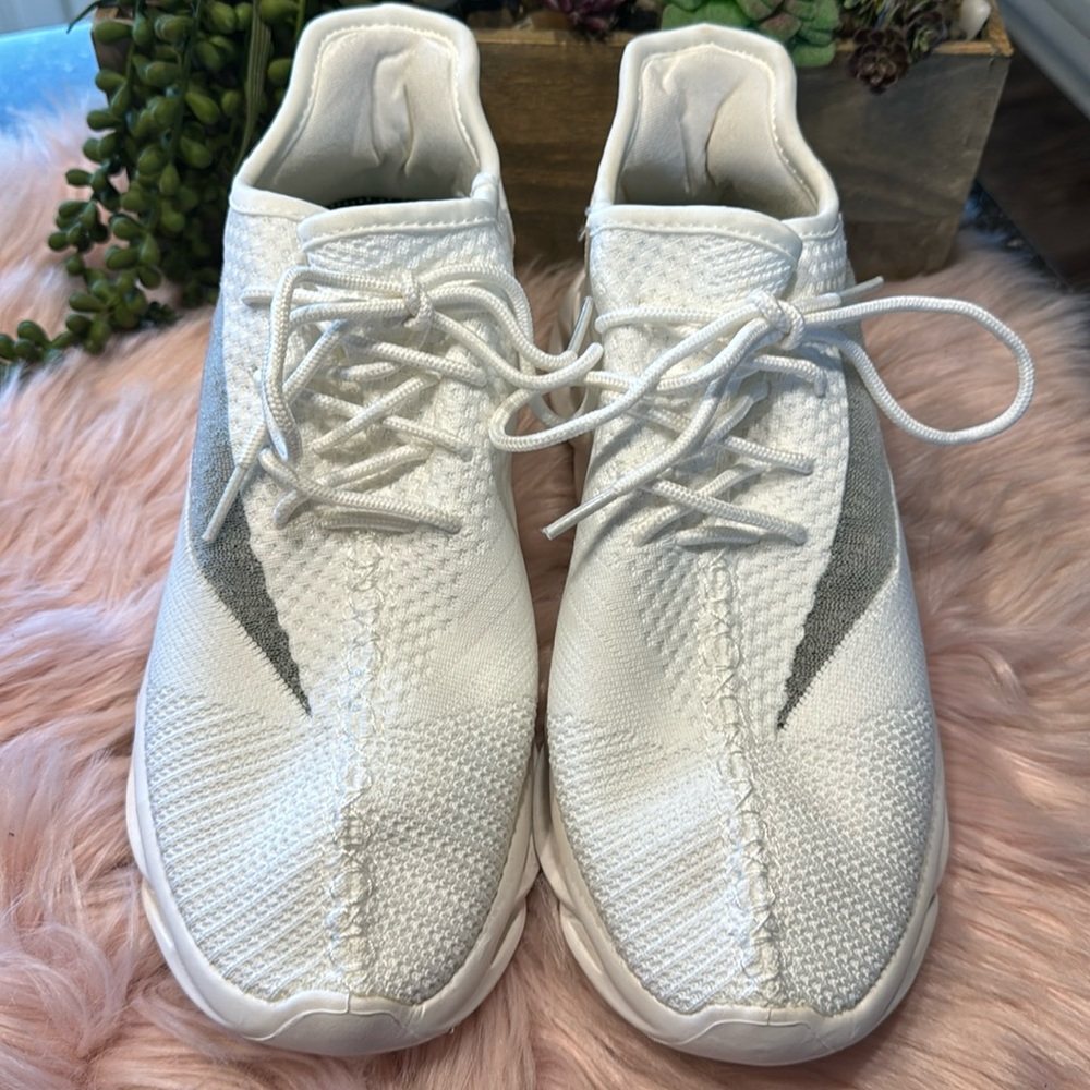 Women’s fashion Sneakers